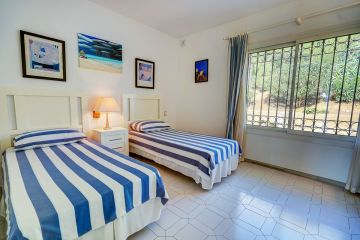 https://cdn.resales-online.com/public/epifqhcad6/properties/8753e501058311f08cfb02e0405b089b/w1200/19-d0ed7da2012a09046d307c195d98e7d6.jpg?v=1742983091