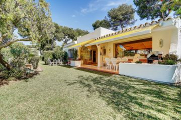 https://cdn.resales-online.com/public/epifqhcad6/properties/8753e501058311f08cfb02e0405b089b/w1200/24-613bbc26f32d7013d348ef202dd30a43.jpg?v=1742983091