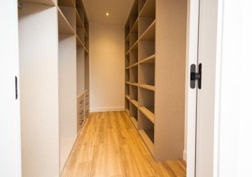 https://cdn.resales-online.com/public/igwbswt24etu184o/properties/44610f172bfa11f0ad0102e0405b089b/w1200/43-a8f5d713bac48f35147f2e8bcee96193.jpg?v=1747376829