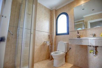 https://cdn.resales-online.com/public/126rkpuc5l/properties/4e2a01d7379b11f0ad0102e0405b089b/w1200/13-5fd73dea700db77384c091ca9818b1a9.jpg?v=1747983661