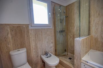 https://cdn.resales-online.com/public/126rkpuc5l/properties/4e2a01d7379b11f0ad0102e0405b089b/w1200/18-cc72f169493c096e712837ff5d8b6e41.jpg?v=1747983661