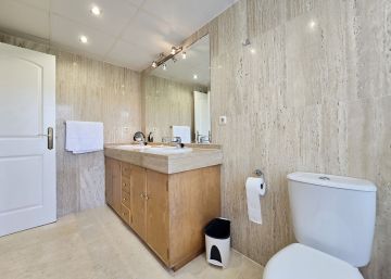 https://cdn.resales-online.com/public/66nt3mzl2e/properties/267444243a2311f0ad0102e0405b089b/w1200/17-dd5fcd4f0eb487dfa3803f7e20814c0e.jpg?v=1748264446