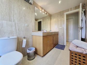 https://cdn.resales-online.com/public/66nt3mzl2e/properties/267444243a2311f0ad0102e0405b089b/w1200/30-5e8634ec9576c9ad4825a6dec5b5d375.jpg?v=1748264446