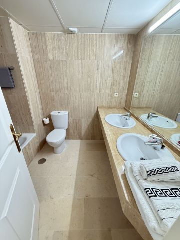 https://cdn.resales-online.com/public/dgqxclc4l2/properties/76d7092d39f711f0ad0102e0405b089b/w1200/14-d70dc3102c00d7be0e872dfe1c1f86d7.jpg?v=1748246730
