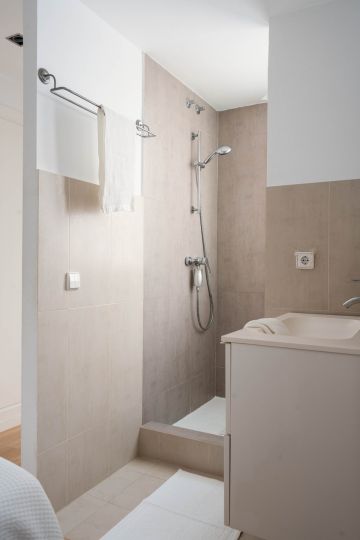 https://cdn.resales-online.com/public/ffy5dwawcp/properties/fc10031b385b11f0ad0102e0405b089b/w1200/14-d70dc3102c00d7be0e872dfe1c1f86d7.jpg?v=1748066416
