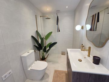 https://cdn.resales-online.com/public/5esv79q6h5/properties/ac81f7ac327511f0ad0102e0405b089b/w1200/10-bb915d1cb19341576dcdc994b81ab9c5.jpg?v=1747481421