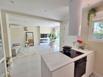 https://cdn.resales-online.com/public/5esv79q6h5/properties/ac81f7ac327511f0ad0102e0405b089b/w1200/3-e898b2bb2a2fdfd06d2c39894dce8316.jpg?v=1747481421