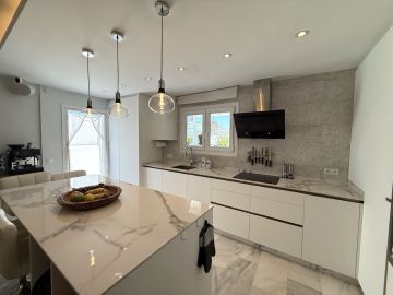 https://cdn.resales-online.com/public/ji01jy8heq/properties/9d00d97c30b811f0ad0102e0405b089b/w1200/17-dd5fcd4f0eb487dfa3803f7e20814c0e.jpg?v=1748271434