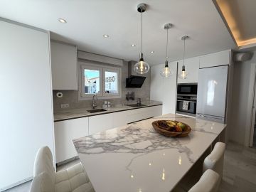 https://cdn.resales-online.com/public/ji01jy8heq/properties/9d00d97c30b811f0ad0102e0405b089b/w1200/19-d0ed7da2012a09046d307c195d98e7d6.jpg?v=1748271434