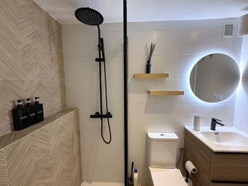 https://cdn.resales-online.com/public/ji01jy8heq/properties/9d00d97c30b811f0ad0102e0405b089b/w1200/37-1d70d218e897435ff17cdff8e99bb5bf.jpg?v=1748271434