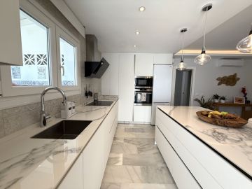 https://cdn.resales-online.com/public/ji01jy8heq/properties/9d00d97c30b811f0ad0102e0405b089b/w1200/4-c23c0f86247804fa50226aecd8b0b2c8.jpg?v=1748271434