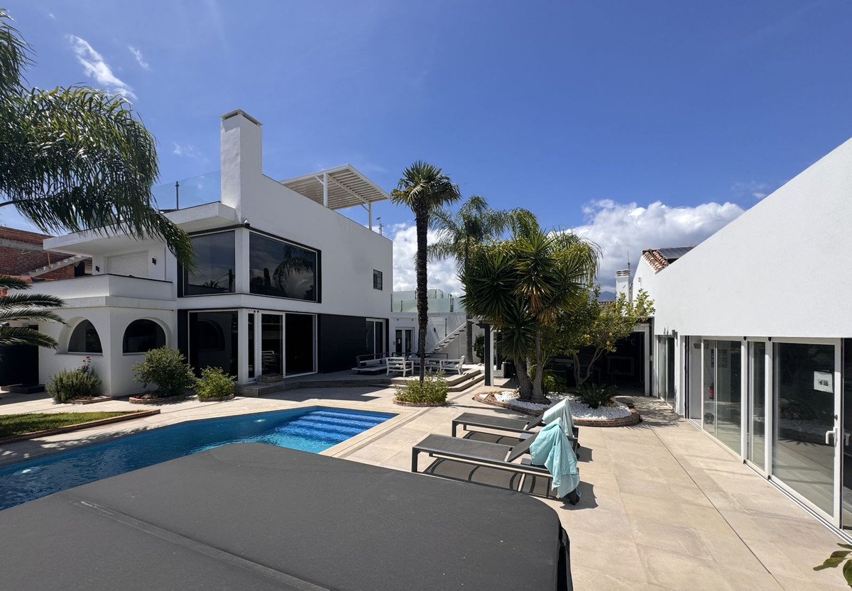 https://cdn.resales-online.com/public/zzqgzfnxlxnq9zyt/properties/e03575143bab11f0ad0102e0405b089b/w1200/1-7980e48d732b6fc85c14b43b94d2aa54.jpg?v=1748433334