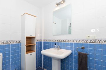 https://cdn.resales-online.com/public/igwbswt24etu184o/properties/d1fc587d3b8311f0ad0102e0405b089b/w1200/16-ec67b526875bf0124b6ce4328a754439.jpg?v=1748413379
