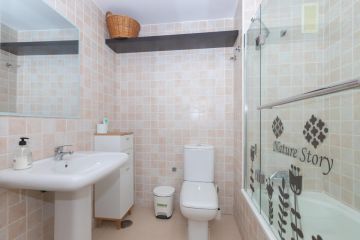 https://cdn.resales-online.com/public/igwbswt24etu184o/properties/d1fc587d3b8311f0ad0102e0405b089b/w1200/17-dd5fcd4f0eb487dfa3803f7e20814c0e.jpg?v=1748413379
