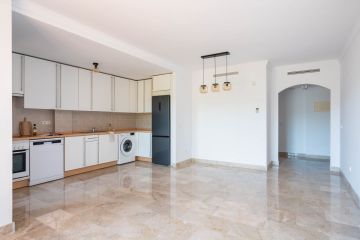 https://cdn.resales-online.com/public/ffy5dwawcp/properties/a6d27f0b36c911f0ad0102e0405b089b/w1200/10-bb915d1cb19341576dcdc994b81ab9c5.jpg?v=1747893616