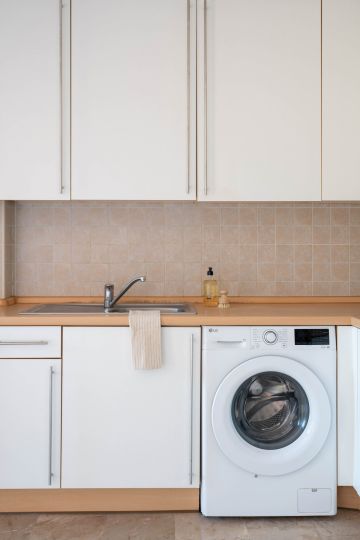 https://cdn.resales-online.com/public/ffy5dwawcp/properties/a6d27f0b36c911f0ad0102e0405b089b/w1200/13-5fd73dea700db77384c091ca9818b1a9.jpg?v=1747893616