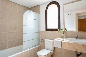 https://cdn.resales-online.com/public/ffy5dwawcp/properties/a6d27f0b36c911f0ad0102e0405b089b/w1200/16-ec67b526875bf0124b6ce4328a754439.jpg?v=1747893616