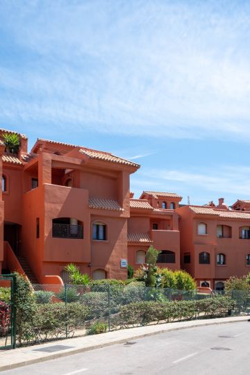 https://cdn.resales-online.com/public/ffy5dwawcp/properties/a6d27f0b36c911f0ad0102e0405b089b/w1200/34-2e8657844e540eba0189d71f472ffca9.jpg?v=1747893616