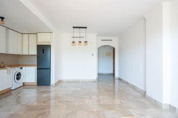 https://cdn.resales-online.com/public/ffy5dwawcp/properties/a6d27f0b36c911f0ad0102e0405b089b/w1200/9-467d0cee5b725f3ef65f102a0c2e69c0.jpg?v=1747893616