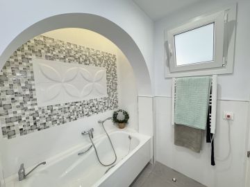 https://cdn.resales-online.com/public/exkwnp8qxt/properties/07e97fcf406711f0ad0102e0405b089b/w1200/36-be7efbbd8b294061d3f27cb7c37865bb.jpg?v=1749040198