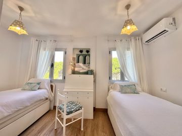https://cdn.resales-online.com/public/jss4682jto/properties/df6a738f5d7211ef90df0217bc231ef4/w1200/29-7c2f312881aea9bbe9ddaeb9640e2c9a.jpg?v=1748346095