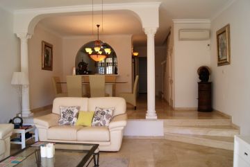 https://cdn.resales-online.com/public/l5qiehb852/properties/4a50c898452411f0ad0102e0405b089b/w1200/3-e898b2bb2a2fdfd06d2c39894dce8316.jpg?v=1749471861