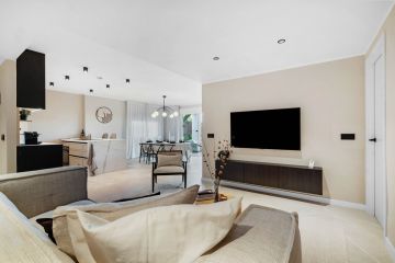 https://cdn.resales-online.com/public/xxgluerdu7/properties/1904953245b511f0ad0102e0405b089b/w1200/3-e898b2bb2a2fdfd06d2c39894dce8316.jpg?v=1749534055