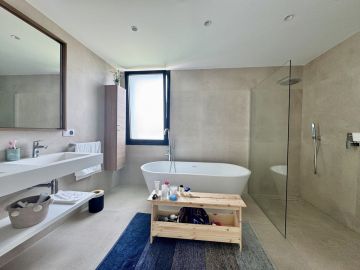 https://cdn.resales-online.com/public/vgq4hvrj6c/properties/3920e3c24b5b11f0ad0102e0405b089b/w1200/28-ef19a2c59920e2e087cd278a51b6dbf8.jpg?v=1750155890