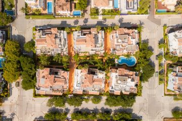 https://cdn.resales-online.com/public/xxgluerdu7/properties/423e84c74b3511f0ad0102e0405b089b/w1200/49-e4a2fb57c7644d14d3ccd34084db1526.jpg?v=1750138856