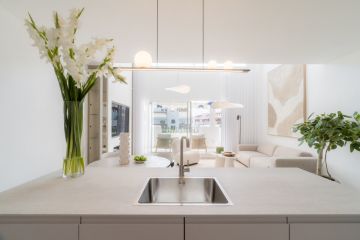 https://cdn.resales-online.com/public/xxgluerdu7/properties/423e84c74b3511f0ad0102e0405b089b/w1200/8-e64a9055bba3e77ac8aca3b893cdf826.jpg?v=1750138856