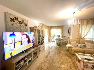 https://cdn.resales-online.com/public/u6447mvlgg/properties/401bf34b4c3a11f0ad0102e0405b089b/w1200/8-e64a9055bba3e77ac8aca3b893cdf826.jpg?v=1750252094