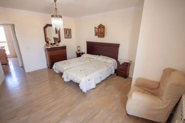 https://cdn.resales-online.com/public/lfdk02ac23/properties/6ddcb4134b8b11f0ad0102e0405b089b/w1200/14-d70dc3102c00d7be0e872dfe1c1f86d7.jpg?v=1750177316