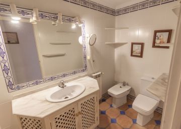 https://cdn.resales-online.com/public/lfdk02ac23/properties/6ddcb4134b8b11f0ad0102e0405b089b/w1200/15-11d12f2f454f2f5e9b981fdd8b901d51.jpg?v=1750177316