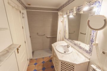 https://cdn.resales-online.com/public/lfdk02ac23/properties/6ddcb4134b8b11f0ad0102e0405b089b/w1200/16-ec67b526875bf0124b6ce4328a754439.jpg?v=1750177316