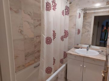 https://cdn.resales-online.com/public/98yp9nw7t6/properties/55ceaff64c3811f0ad0102e0405b089b/w1200/27-f6e8bc237ba13ac4c268badec6354f3d.jpg?v=1750441995