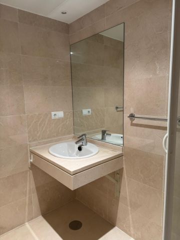 https://cdn.resales-online.com/public/sb5m6pabs6/properties/b908404c451a11f0ad0102e0405b089b/w1200/17-dd5fcd4f0eb487dfa3803f7e20814c0e.jpg?v=1749632864