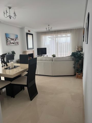https://cdn.resales-online.com/public/sb5m6pabs6/properties/b908404c451a11f0ad0102e0405b089b/w1200/8-e64a9055bba3e77ac8aca3b893cdf826.jpg?v=1749632864