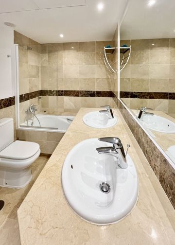 https://cdn.resales-online.com/public/b5pwwvyejo/properties/31c834e94dae11f0ad0102e0405b089b/w1200/16-ec67b526875bf0124b6ce4328a754439.jpg?v=1750411166