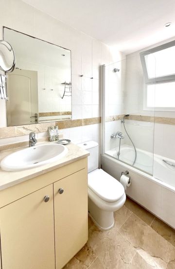 https://cdn.resales-online.com/public/b5pwwvyejo/properties/31c834e94dae11f0ad0102e0405b089b/w1200/21-2c707e7c511429b4f8ec4ee5f221ddb6.jpg?v=1750411166