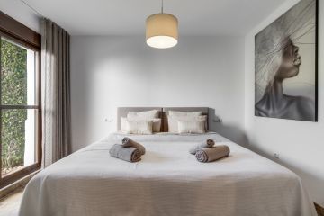 https://cdn.resales-online.com/public/xxgluerdu7/properties/f33aa3724e5911f0ad0102e0405b089b/w1200/14-d70dc3102c00d7be0e872dfe1c1f86d7.jpg?v=1750484468