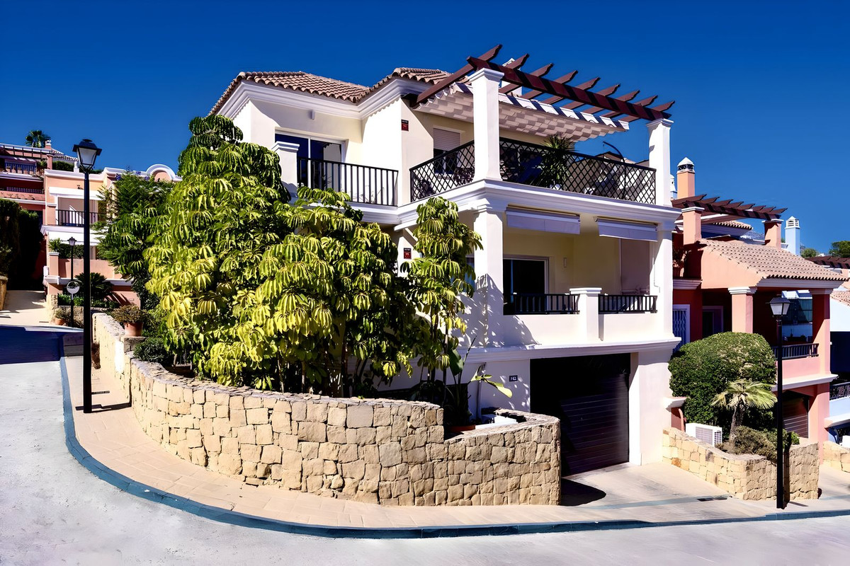 https://cdn.resales-online.com/public/qj6bbaeuy4/properties/f294603051cc11f0ad0102e0405b089b/w1200/1-7980e48d732b6fc85c14b43b94d2aa54.jpg?v=1750864625