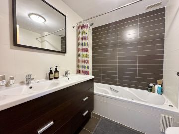 https://cdn.resales-online.com/public/b0p5lfclw8/properties/71892a1051be11f0ad0102e0405b089b/w1200/9-467d0cee5b725f3ef65f102a0c2e69c0.jpg?v=1750862543