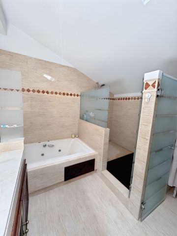https://cdn.resales-online.com/public/qph8q6eobndgyqok/properties/12dd8d0751a011f0ad0102e0405b089b/w1200/31-5e8b9eb86a2d455eeaf43a7bbf3ccd12.jpg?v=1750845783