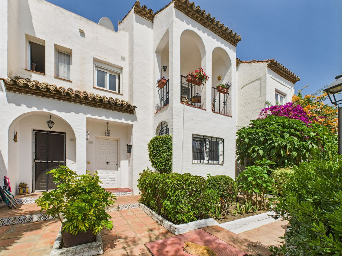 https://cdn.resales-online.com/public/jke8v5rm25/properties/4b0e4d64502711f0ad0102e0405b089b/w1200/1-7980e48d732b6fc85c14b43b94d2aa54.jpg?v=1750856539