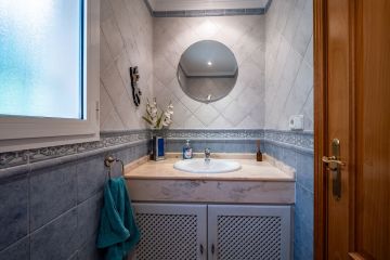 https://cdn.resales-online.com/public/uskiv5u659/properties/2ec632ad4c4c11f0ad0102e0405b089b/w1200/17-dd5fcd4f0eb487dfa3803f7e20814c0e.jpg?v=1750327776