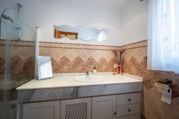 https://cdn.resales-online.com/public/uskiv5u659/properties/2ec632ad4c4c11f0ad0102e0405b089b/w1200/18-cc72f169493c096e712837ff5d8b6e41.jpg?v=1750327776