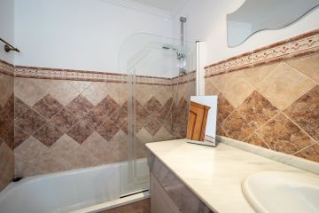https://cdn.resales-online.com/public/uskiv5u659/properties/2ec632ad4c4c11f0ad0102e0405b089b/w1200/19-d0ed7da2012a09046d307c195d98e7d6.jpg?v=1750327776