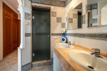 https://cdn.resales-online.com/public/uskiv5u659/properties/2ec632ad4c4c11f0ad0102e0405b089b/w1200/25-45e7a00e8ada30030040e20a35fbccfd.jpg?v=1750327776