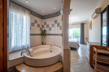 https://cdn.resales-online.com/public/uskiv5u659/properties/2ec632ad4c4c11f0ad0102e0405b089b/w1200/26-c684a62c9f160a1f90904dd925da0645.jpg?v=1750327776