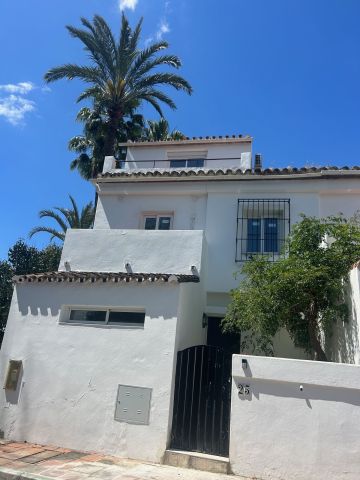 https://cdn.resales-online.com/public/axzdx108v5/properties/8167d88f529b11f0ad0102e0405b089b/w1200/2-5bd7b9d04b45e33852eaf0ec6670150d.jpg?v=1751371124